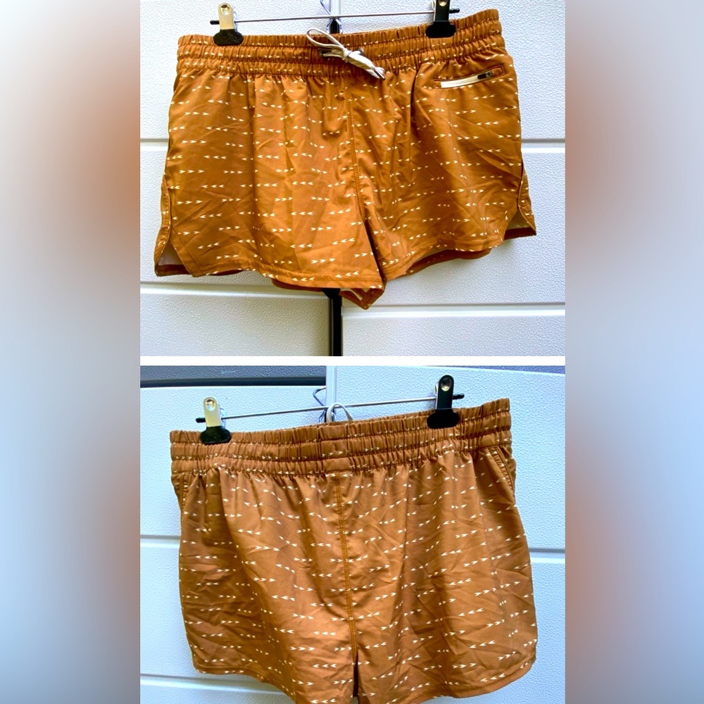 Vuori Clementine Shorts in Tumeric Arrows XL Lined Drawstring Pocket Extra Large